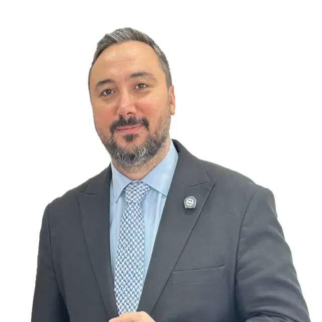 فیدس آکادمی 3 سروش معزی، دانش پژوه دکتری حقوق بین الملل و مدرس دانشگاه و متخصص حقوق مهاجرت